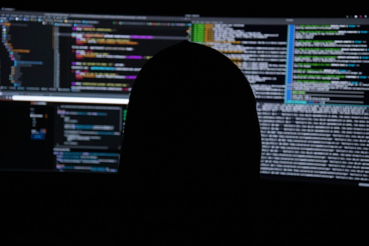 Silhouette devant un écran de code