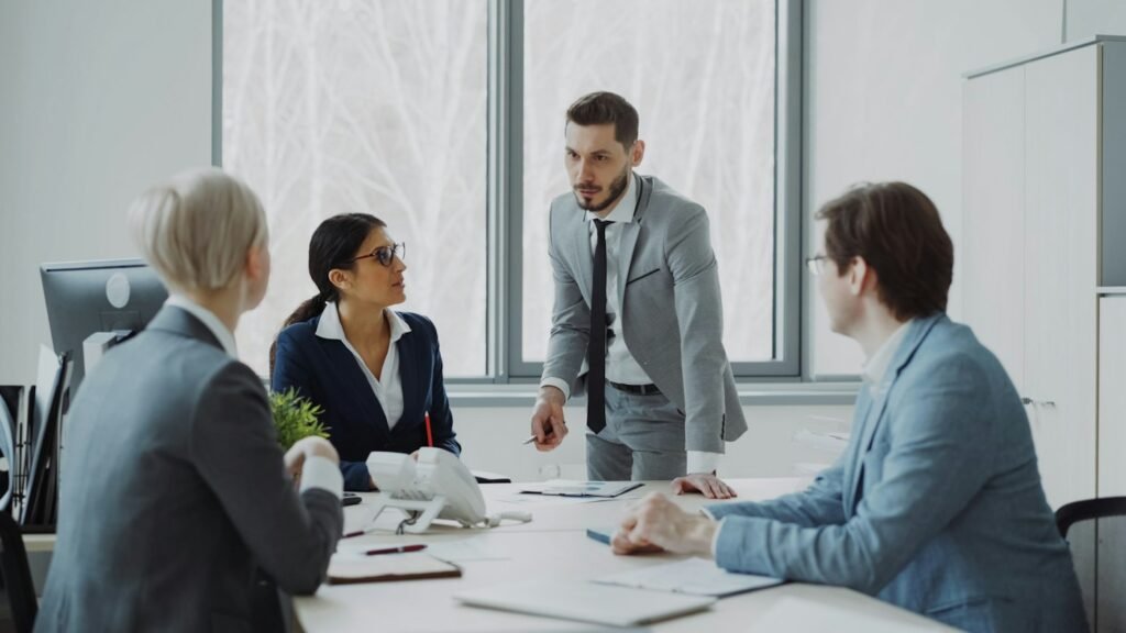 Comité de direction réuni autour d’une table