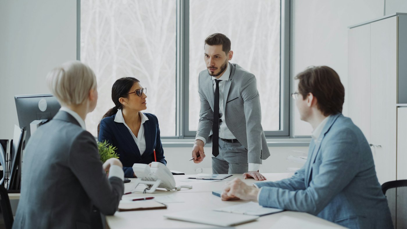Comité de direction réuni autour d'une table