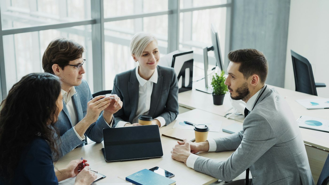 Direction et équipe sécurité en réunion de travail